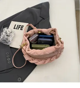 Rosa gesteppte Beuteltasche Innenraum zeigt große Kapazität für Handys und Geldbörse