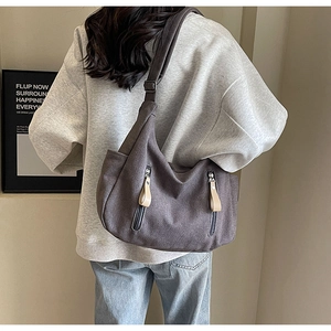Détail du sac cabas en toile gris foncé avec deux poches zippées et bandoulière large
