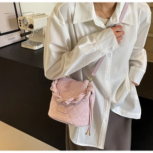Detail der rosa gesteppten Samt-Beuteltasche mit goldenen Beschlägen und Kordelzug