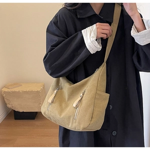 Détail du sac cabas en toile kaki avec double fermeture éclair et poche latérale
