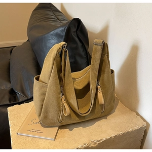 Détail du sac fourre-tout en toile jaune moutarde avec poches et fermetures éclair
