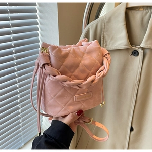 Rosa gesteppte Beuteltasche mit geflochtenem Griff und modischem Metallelement