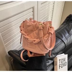 Detailansicht der rosa gesteppten Beuteltasche mit Rautenmuster und goldenen Beschlägen