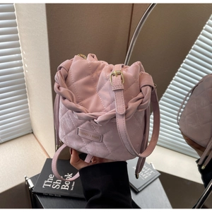Detailaufnahme der rosa gesteppten Beuteltasche mit Knotendetail und goldener Schnalle