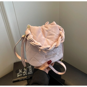 Detailaufnahme einer rosa gesteppten Beuteltasche mit Kordelzug und Mode-Etikett