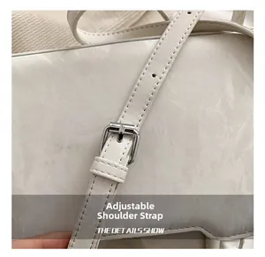 Details des verstellbaren Riemens mit Metallschnalle an Marmor-Struktur Tasche