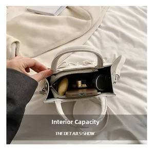 Draufsicht der weißen Ledertasche mit Platz für Handy und Make-up im Inneren