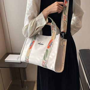White canvas tote bag with floral embroidered strap and Sijichao letter logo