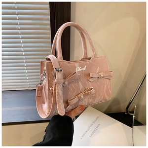 Rosa Handtasche mit Marmormuster, 3D-Schleifen, Perlen und metallischem Markenlogo