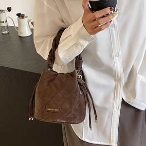 Braune gesteppte Beuteltasche mit gewebtem Griff und modischem Label für Damen