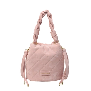 Rosa gesteppte Beuteltasche mit geflochtenem Griff und Mode-Label auf weißem Grund