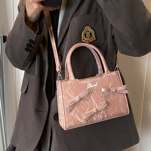 Rosa Handtasche mit Marmortextur Perlschleifen und Chord-Logo aus Metall auf modischer Tasche