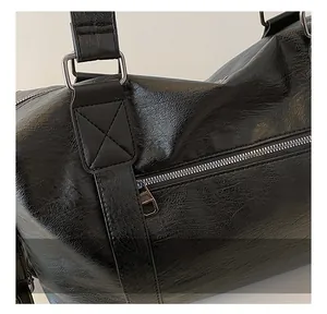 Détail de fermeture éclair fluide et coutures renforcées sur un grand sac cabas en PU