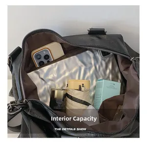 Vue de dessus de l'intérieur spacieux du sac cabas en PU noir montrant sa grande capacité