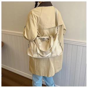 Détail d'un grand sac cabas blanc crème avec double fermeture éclair et bandoulière