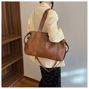 Grand sac cabas marron en cuir PU avec bandoulière réglable porté par un mannequin