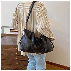 Vue mannequin d'un grand sac cabas noir en cuir montrant sa taille et sa grande capacité