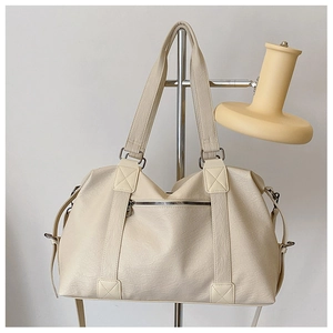 Détails du grand sac cabas beige avec deux poignées et une bandoulière réglable