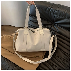 Détail du grand sac cabas blanc cassé en cuir grainé avec bandoulière réglable