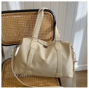 Détail d'un grand sac cabas crème avec texture grainée et fermeture éclair métallique