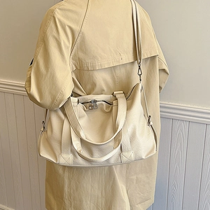 Sac cabas en cuir beige crème avec double fermeture éclair et longue bandoulière