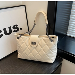 Dettaglio borsa shopper beige trapuntata con grana della pelle e chiusura in metallo