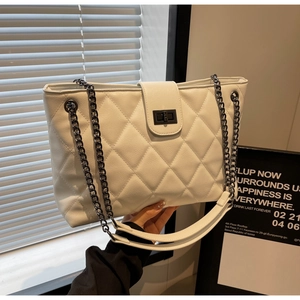Dettaglio borsa shopper trapuntata bianca con catena nera e chiusura girevole in metallo