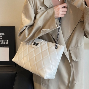 Elegante borsa tote trapuntata bianca con catena e chiusura rotante in argento chic