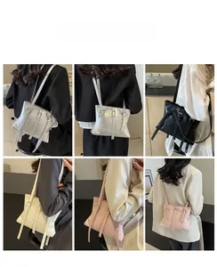 Collage de quatre grands sacs cabas minimalistes en noir, beige, rose et argent brillant