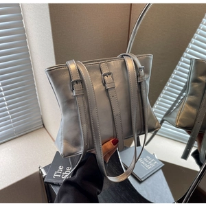 Gros plan du sac cabas argenté métallisé avec lanières à boucles réglables décoratives