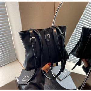 Vue détaillée du sac cabas en similicuir noir avec boucles argentées décoratives