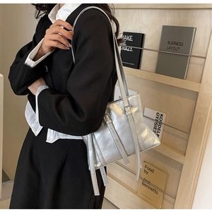 Sac à épaule argenté avec sangles à boucle au style minimaliste et moderne actuel