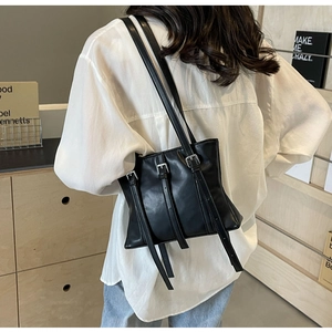 Détail d'un grand sac cabas noir en cuir minimaliste avec boucles argentées élégantes
