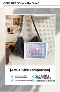 Sac hobo en denim noir montrant une grande capacité pour iPad, gourde et téléphone