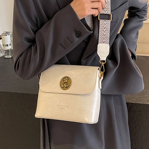 Sac seau blanc crème brillant avec boucle en métal doré et bandoulière jacquard