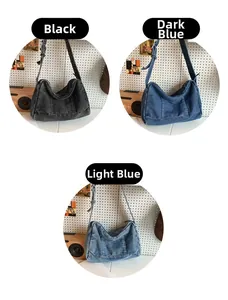 Détails du sac fourre-tout en jean décliné en noir, bleu foncé et bleu clair