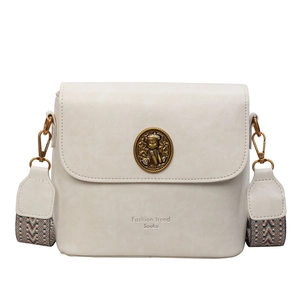 Sac seau chic blanc crème avec emblème d'ours et large bandoulière tissée colorée