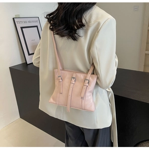 Détail du sac cabas en similicuir rose avec triples boucles verticales et bandoulière