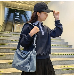 Vue latérale d'un grand sac fourre-tout en jean porté par un mannequin en mode décontracté
