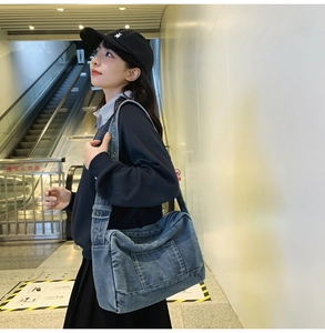 Sac cabas en denim bleu vintage présenté dans un métro avec bandoulière réglable