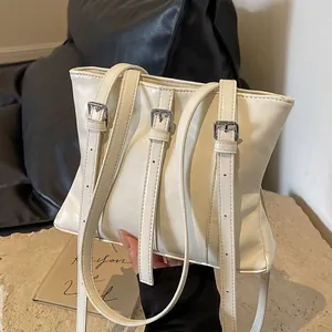 Sac Fourre-Tout Femme En Cuir PU Grande Capacité Sac À Épaule Commuter Décor Triple Boucle De Ceinture Mode Décontractée