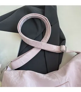 Detailansicht der rosa gefalteten Tragetasche mit glattem verstellbarem Schultergurt und Schnalle