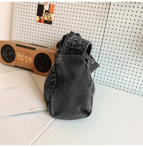 Détail du grand sac cabas en denim gris foncé avec surpiqûres blanches et profil large