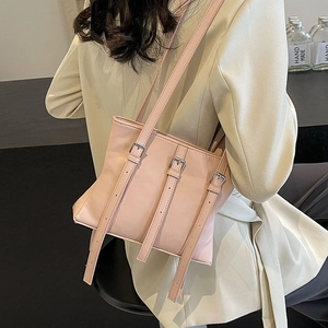 Sac fourre-tout rose clair avec boucles métalliques réglables montré en vue lifestyle