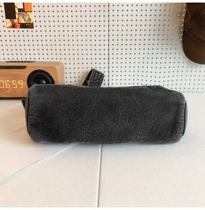 Vue détaillée du fond du sac cabas en jean gris foncé avec coutures et texture délavée