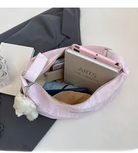Draufsicht auf geräumiges Innenleben der rosa Falten-Tote-Bag mit Plüschanhänger