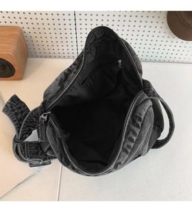 Vue détaillée du grand sac fourre-tout en denim avec fermeture éclair et poche
