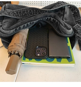 Vue détaillée d'un sac cabas en denim noir montrant sa grande capacité de rangement
