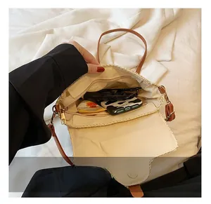 Detailansicht der Strandtasche mit geräumigem Innenraum, Reißverschlussfach und Lederriemen