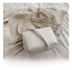 Vue de dessus du sac bandoulière blanc en cuir minimaliste avec sangle réglable
